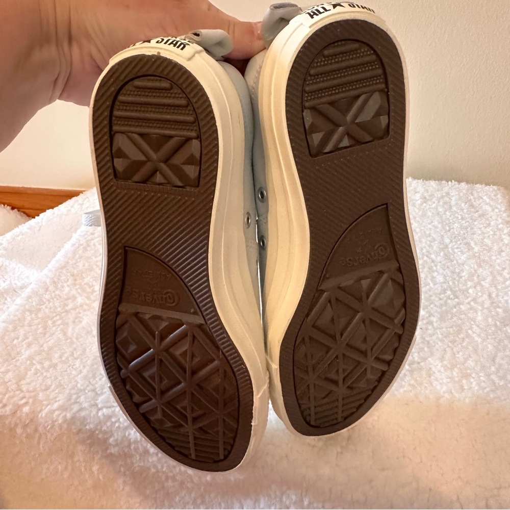 Women’s Converse Light Gray Leather Sneakers - Picture 6 of 8